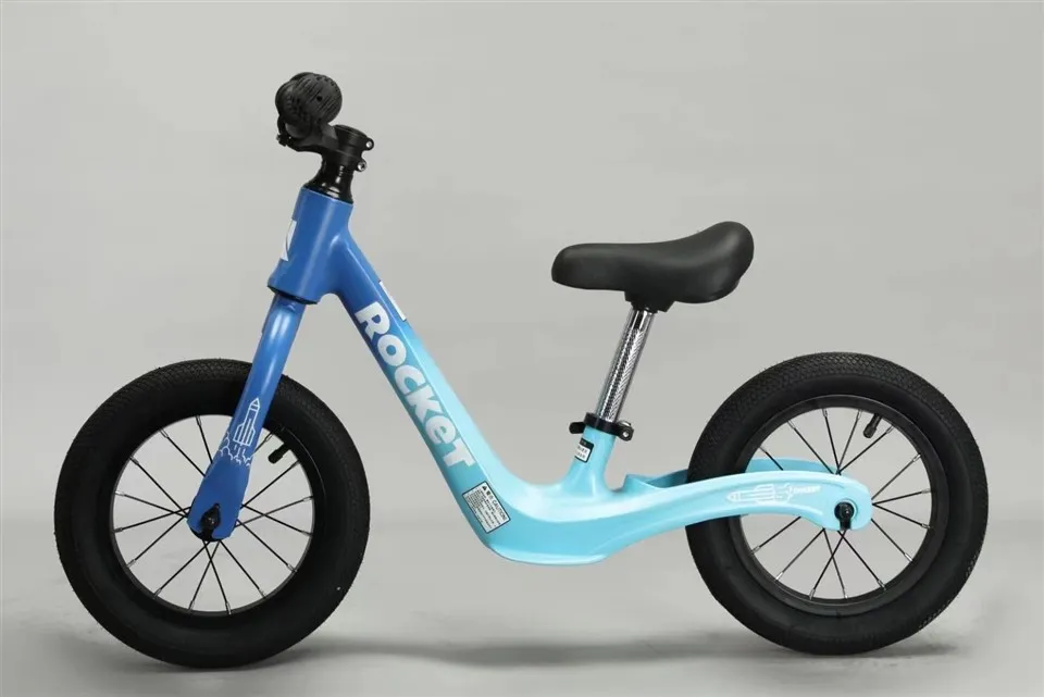 จักรยานทรงตัวสีดำ